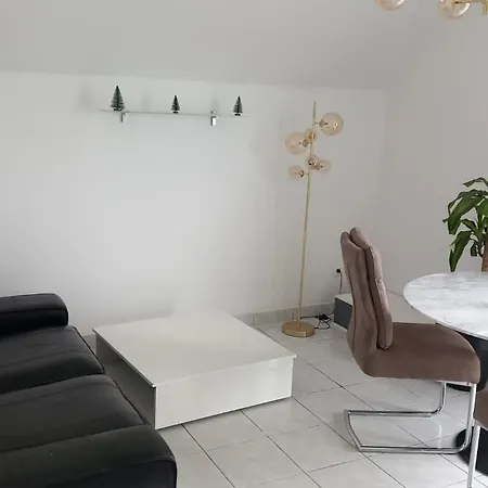 Les Hirondelles Apartment *